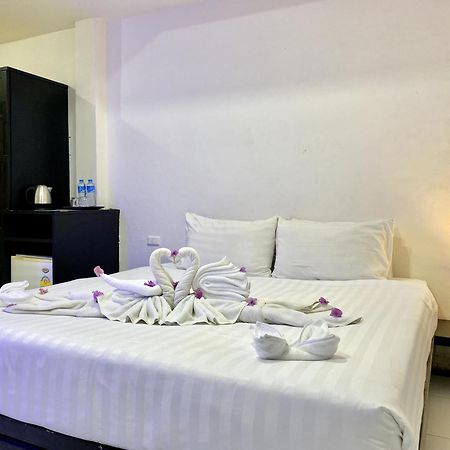Beachwalk Patong Esterno foto