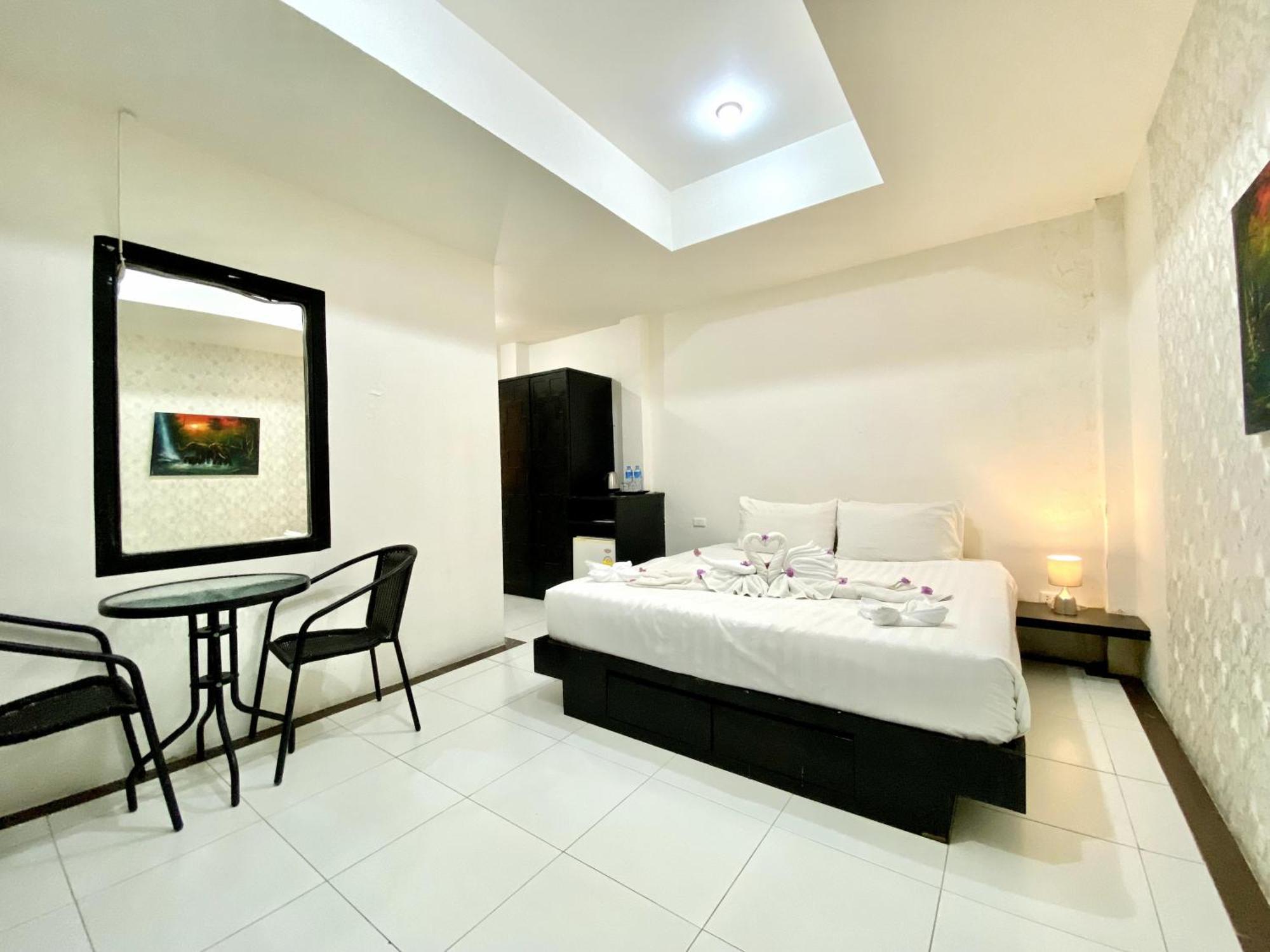 Beachwalk Patong Esterno foto