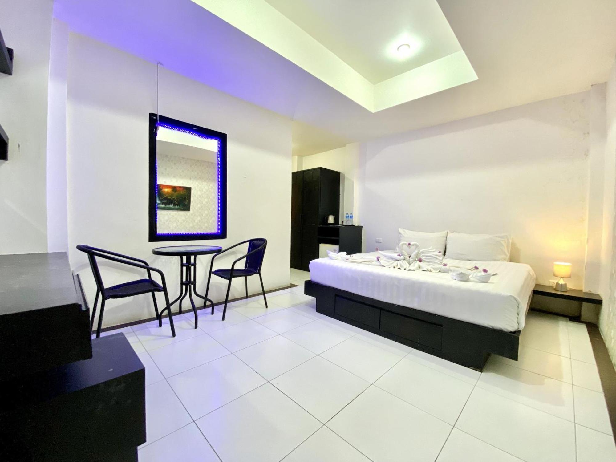 Beachwalk Patong Esterno foto